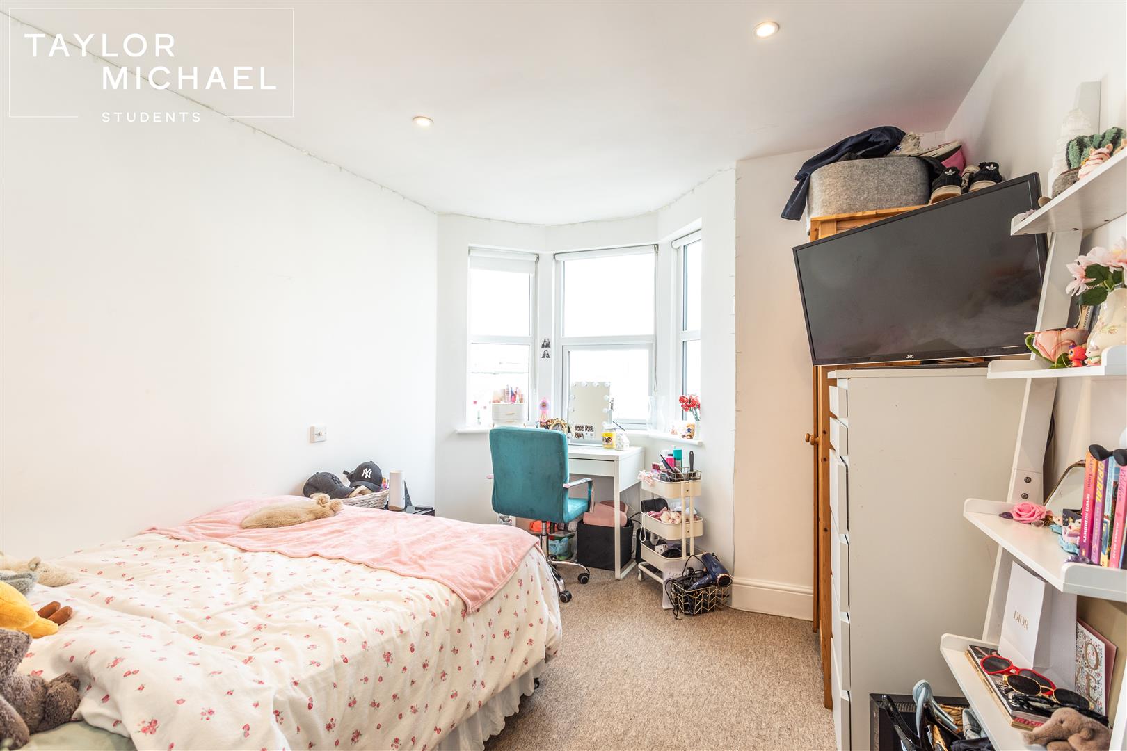 Upper Mais Bedroom